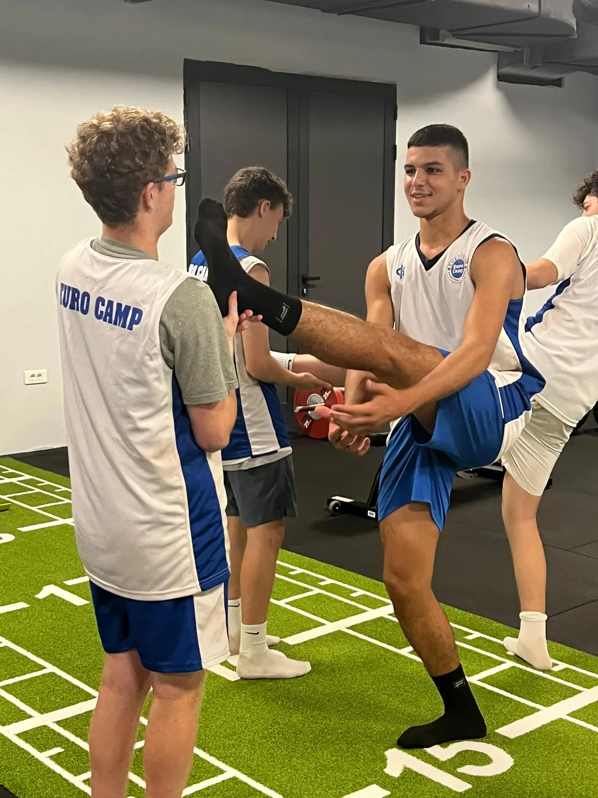 קבוצת נוער במחנה אימונים בכדורסל — חימום בפרקט