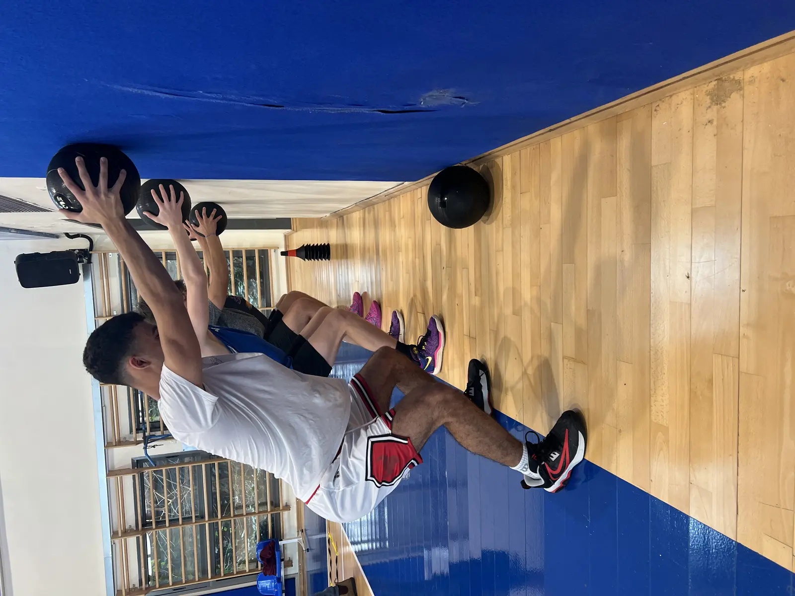 אלדר בויקו מנחה תרגיל wall-ball בסטודיו אימונים פרונטלי